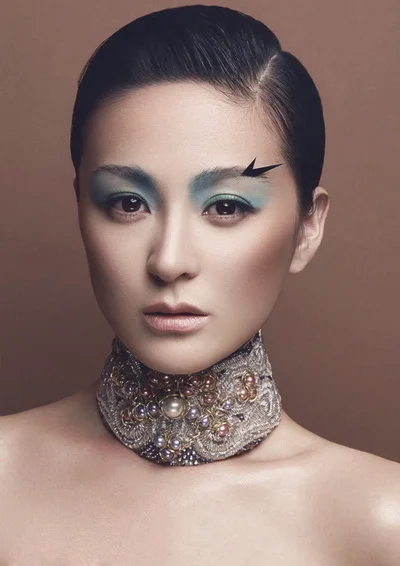 泪痣妆风潮再起 戴娇倩冷艳诱惑