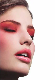 嘴唇起皮不要撕 八方法搞定冬季护唇