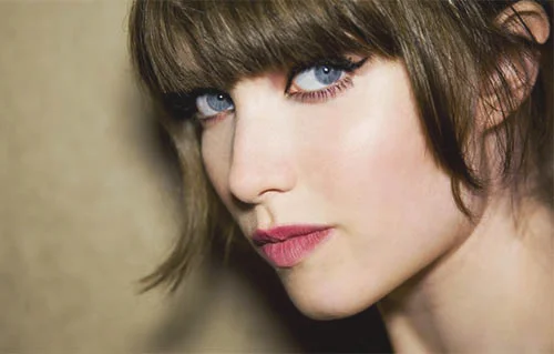 超模Grace Hartzel优雅演绎菲拉格慕Signorina伊人系列香水