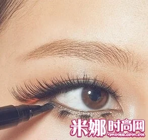 彩色假睫毛妆点眼尾 民族风完美妆容