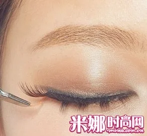 彩色假睫毛妆点眼尾 民族风完美妆容