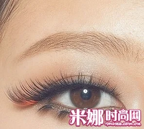 彩色假睫毛妆点眼尾 民族风完美妆容