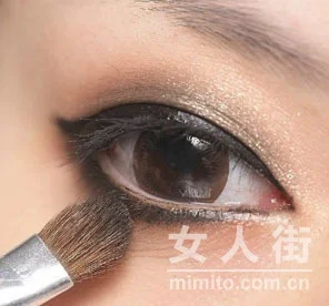 教你性感黑目妆 圣诞约会迷倒他