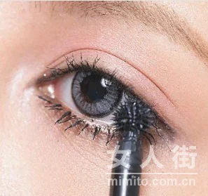 教你性感黑目妆 圣诞约会迷倒他