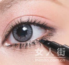 教你性感黑目妆 圣诞约会迷倒他