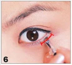 让瞳孔又大又亮的眼线画法(组图)