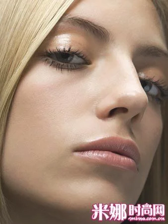 防止口红花妆的5个彩妆小秘笈