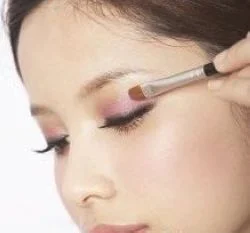 粉红系妆容 什么眼型都十分适合